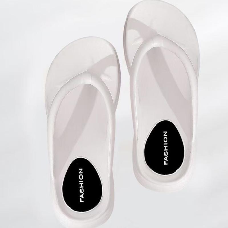 Un_par_de_chanclas_blancas_de_tacón_alto_3