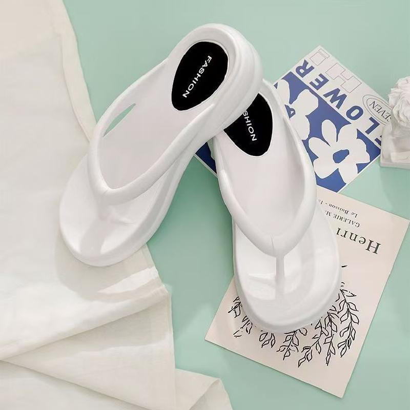 Un_par_de_chanclas_blancas_de_tacón_alto_4