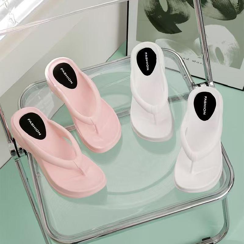 Un_par_de_chanclas_blancas_de_tacón_alto_6