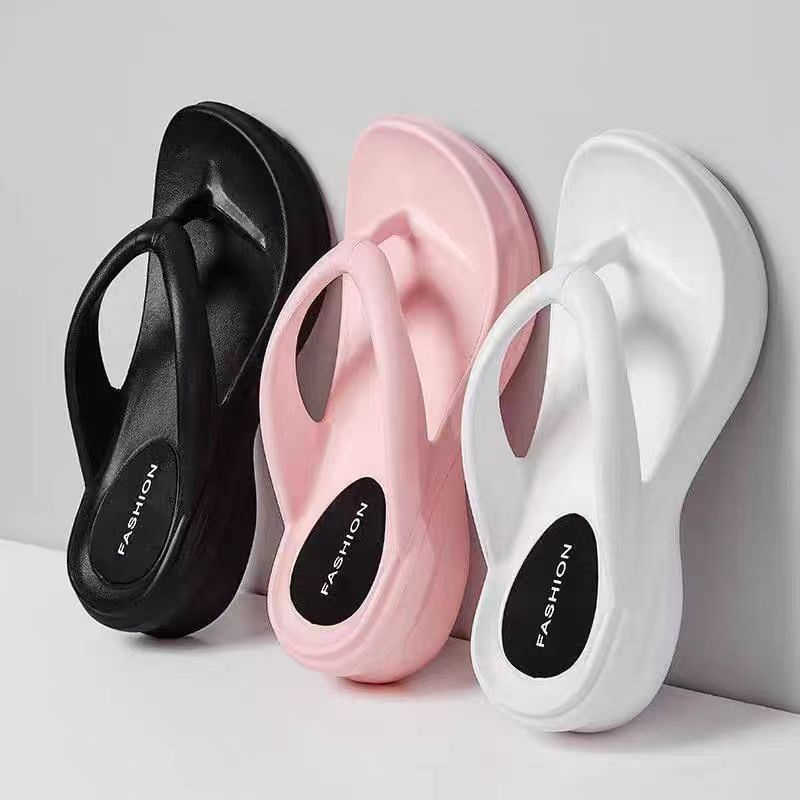 Un_par_de_chanclas_blancas_de_tacón_alto_7