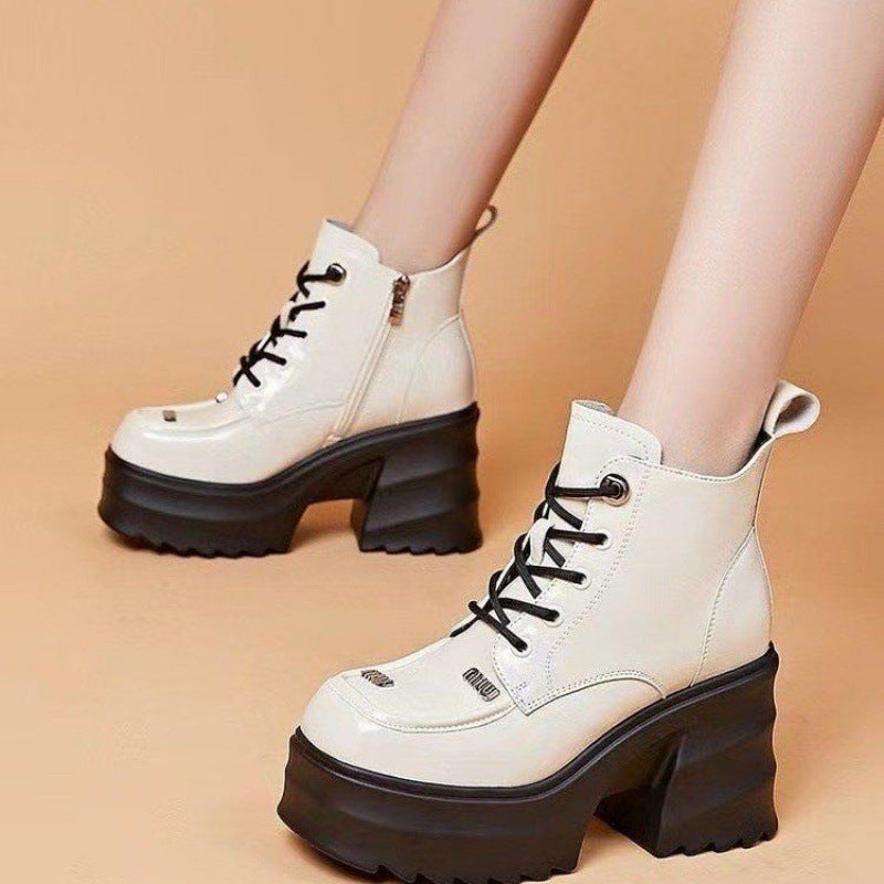Un_par_de_elegantes_botas_Martin_blancas_2