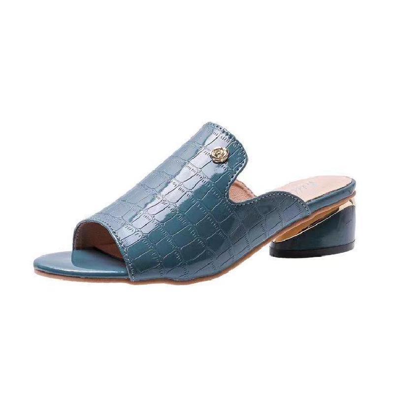 Un_par_de_tacones_altos_azul_brillantes_1