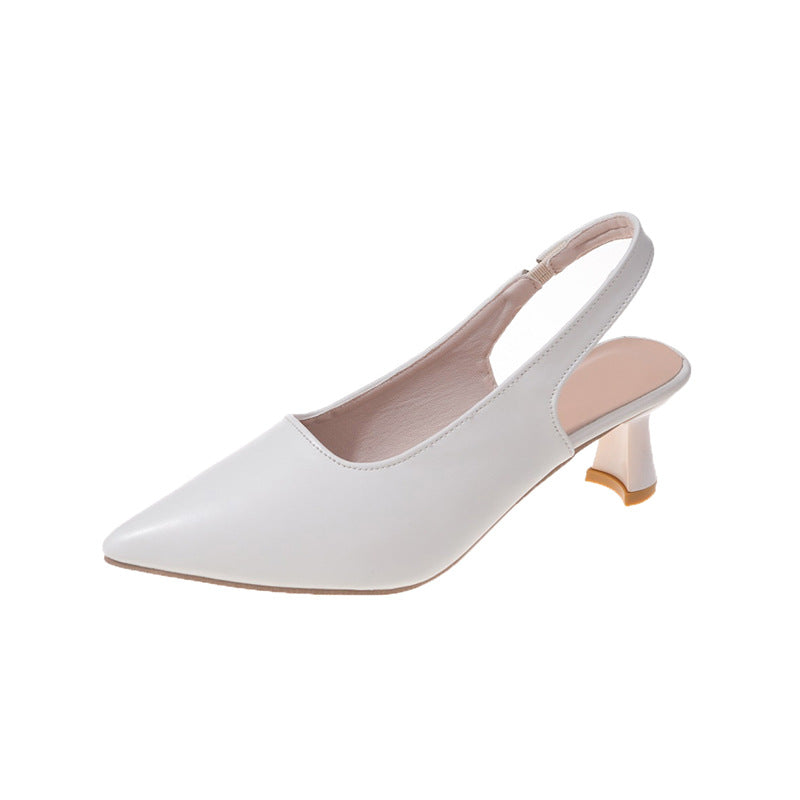 Un par de tacones altos blancos4