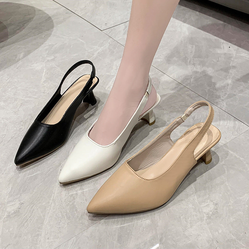 Un par de tacones altos blancos 5