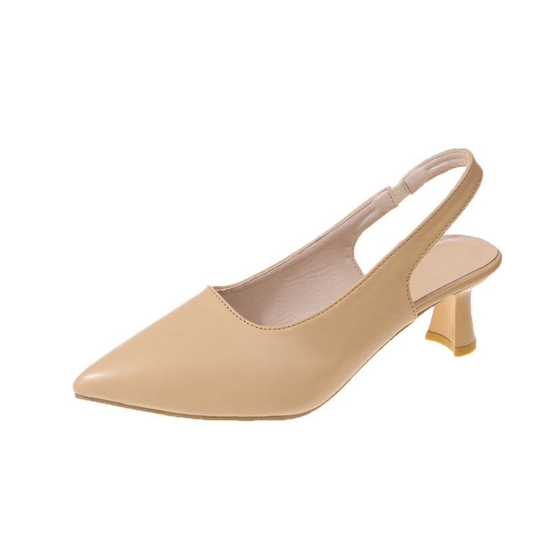 Un par de tacones altos de color caqui 1