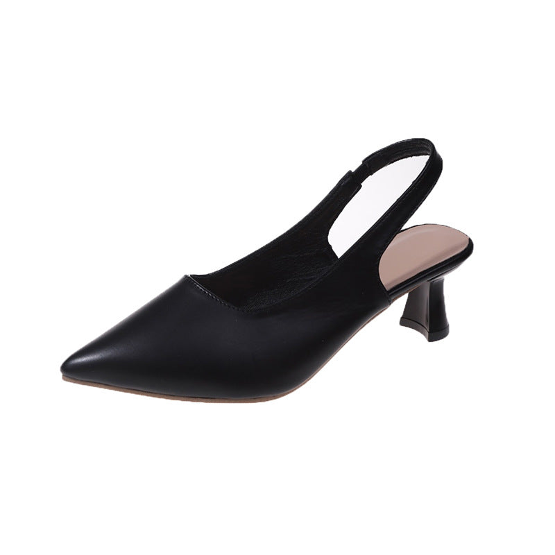 Un par de tacones altos negros 1