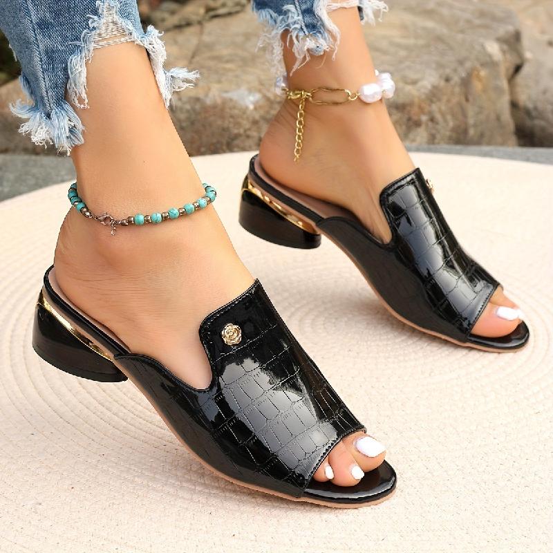 Un_par_de_tacones_altos_negros_brillantes_4