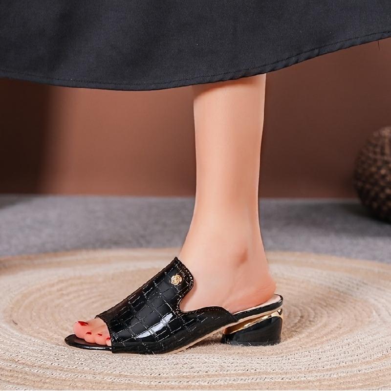 Un_par_de_tacones_altos_negros_brillantes_6