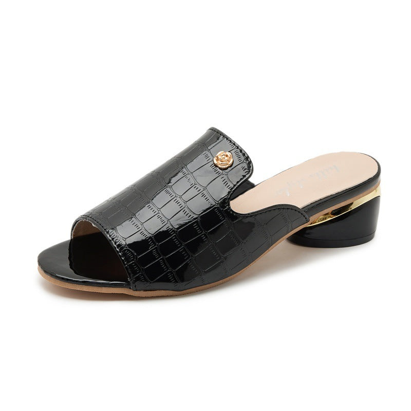 Un_par_de_tacones_altos_negros_brillantes_7