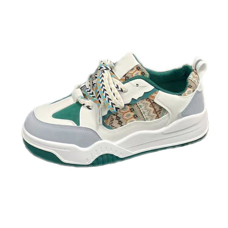 Un par de zapatos casuales verdes