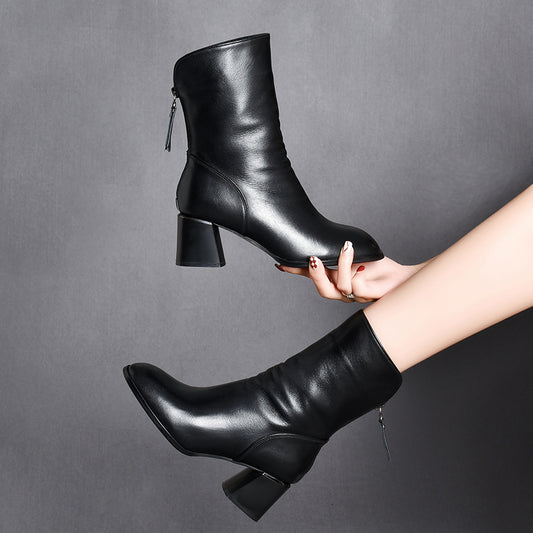 Un_par_de_botas_negras_hasta_media_pantorrilla_3