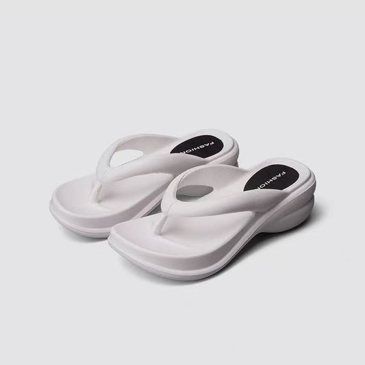 Un_par_de_chanclas_blancas_de_tacón_alto_1