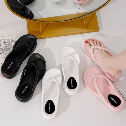 Un_par_de_chanclas_blancas_de_tacón_alto_5