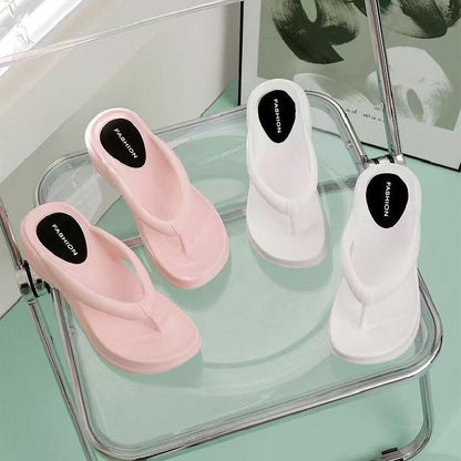 Un_par_de_chanclas_blancas_de_tacón_alto_6