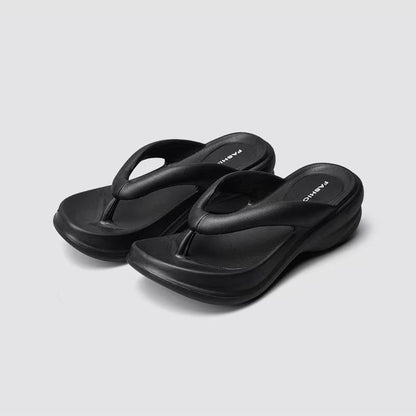 Un_par_de_chanclas_negras_de_tacón_alto_1