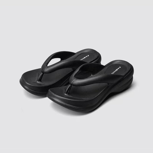 Un_par_de_chanclas_negras_de_tacón_alto_1