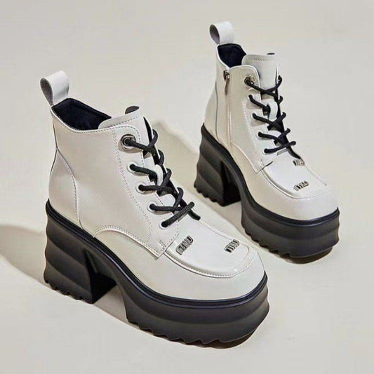 Un_par_de_elegantes_botas_Martin_blancas_1