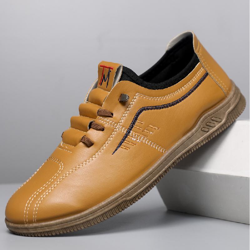Un_par_de_mocasines_de_cuero_suave_de_color_caqui_1