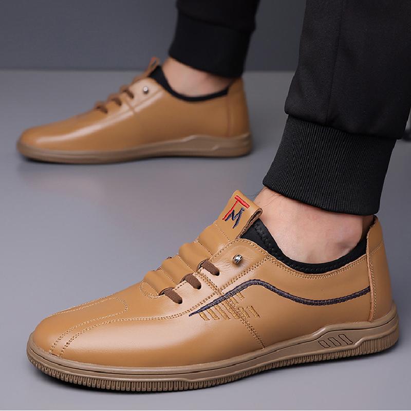 Un_par_de_mocasines_de_cuero_suave_de_color_caqui_2