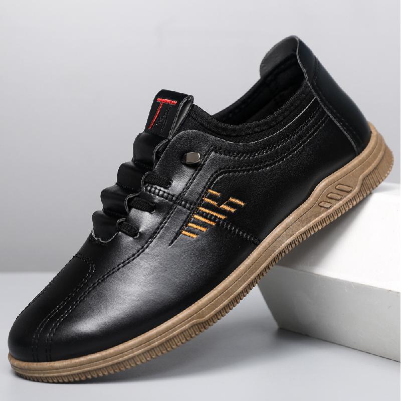 Un_par_de_mocasines_negros_de_cuero_suave_1