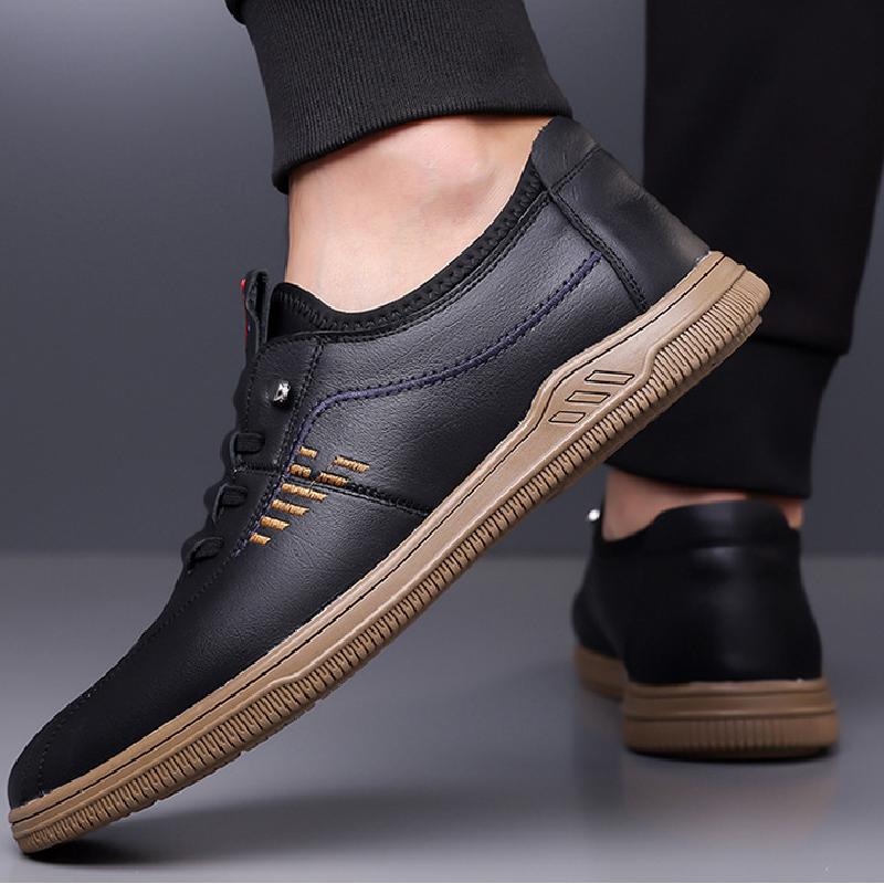 Un_par_de_mocasines_negros_de_cuero_suave_2