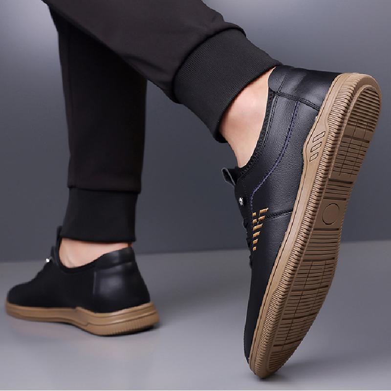 Un_par_de_mocasines_negros_de_cuero_suave_3