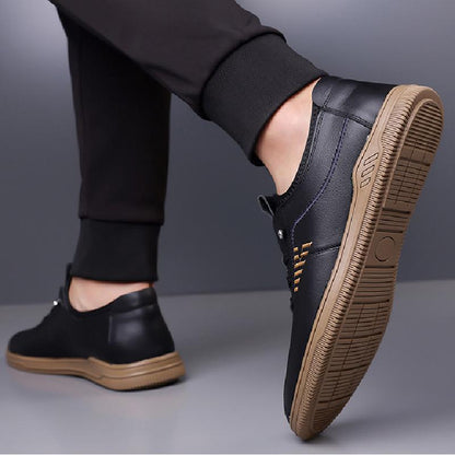 Un_par_de_mocasines_negros_de_cuero_suave_3