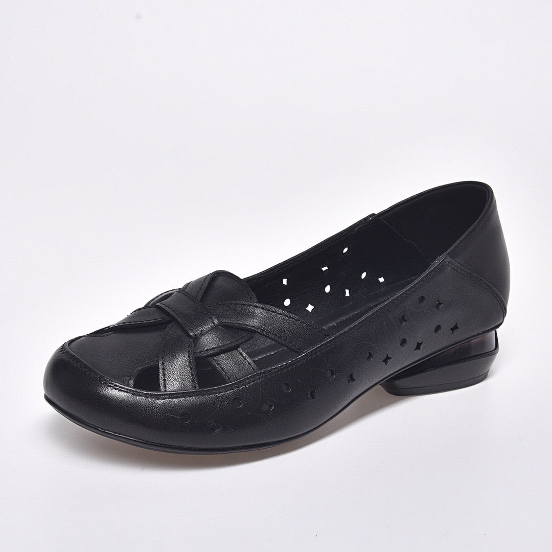 Un_par_de_sandalias_de_cuero_negro_2