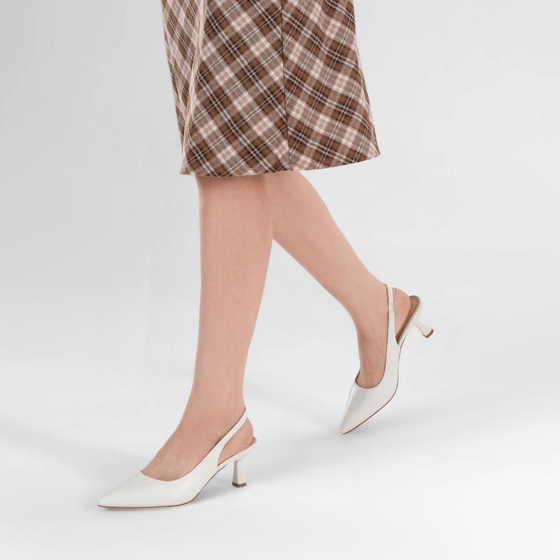 Un par de tacones altos blancos 1