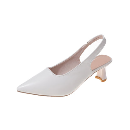 Un par de tacones altos blancos4
