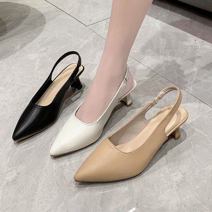 Un par de tacones altos blancos 5