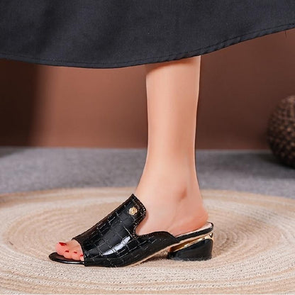 Un_par_de_tacones_altos_negros_brillantes_6