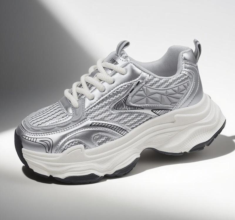 Un par de zapatillas plateadas brillantes 1