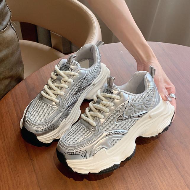 Un par de zapatillas plateadas brillantes 2