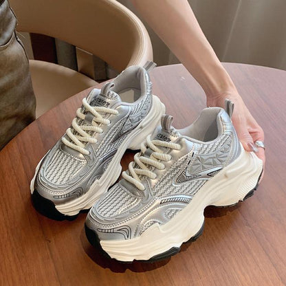 Un par de zapatillas plateadas brillantes 2