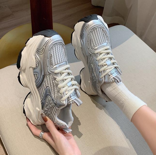 Un par de zapatillas plateadas brillantes 3