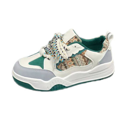 Un par de zapatos casuales verdes