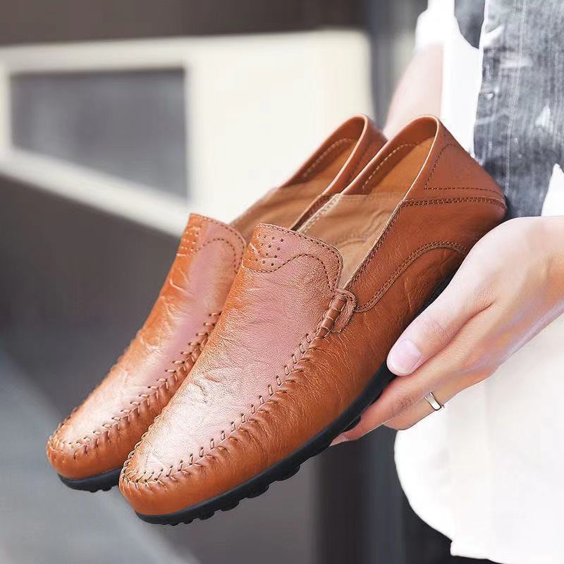 Un_par_de_zapatos_de_cuero_marrón_1