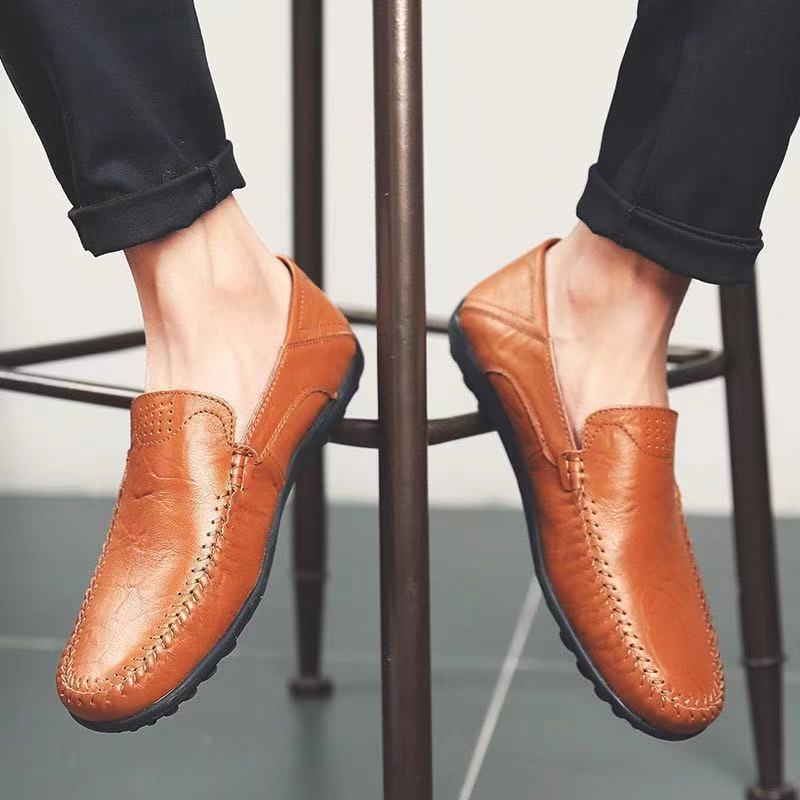 Un_par_de_zapatos_de_cuero_marrón_2