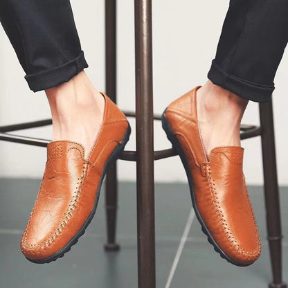 Un_par_de_zapatos_de_cuero_marrón_2