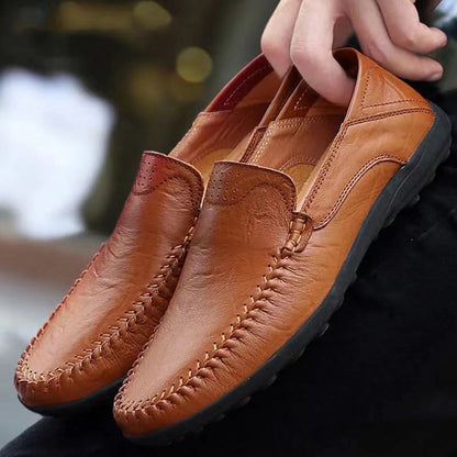 Un_par_de_zapatos_de_cuero_marrón_4