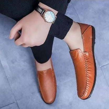 Un_par_de_zapatos_de_cuero_marrón_5