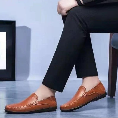 Un_par_de_zapatos_de_cuero_marrón_6