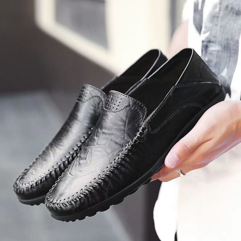 Un_par_de_zapatos_de_cuero_negro_1