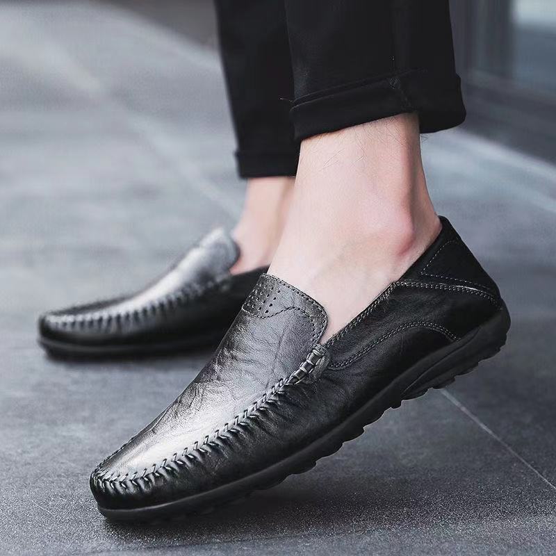 Un_par_de_zapatos_de_cuero_negro_3