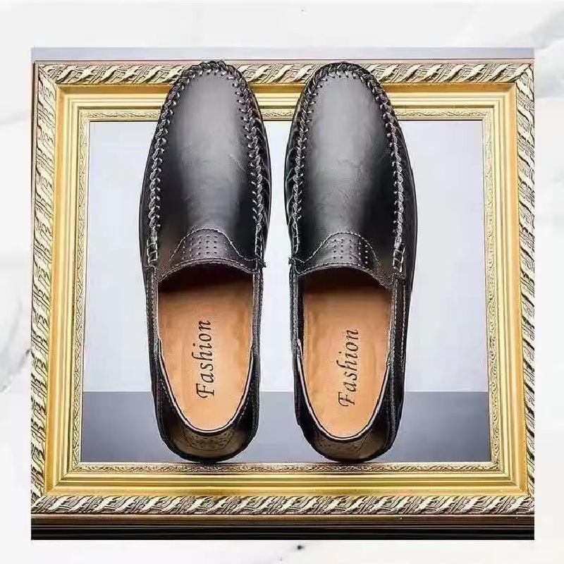 Un_par_de_zapatos_de_cuero_negro_4