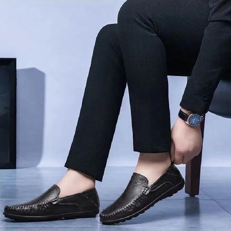 Un_par_de_zapatos_de_cuero_negro_5