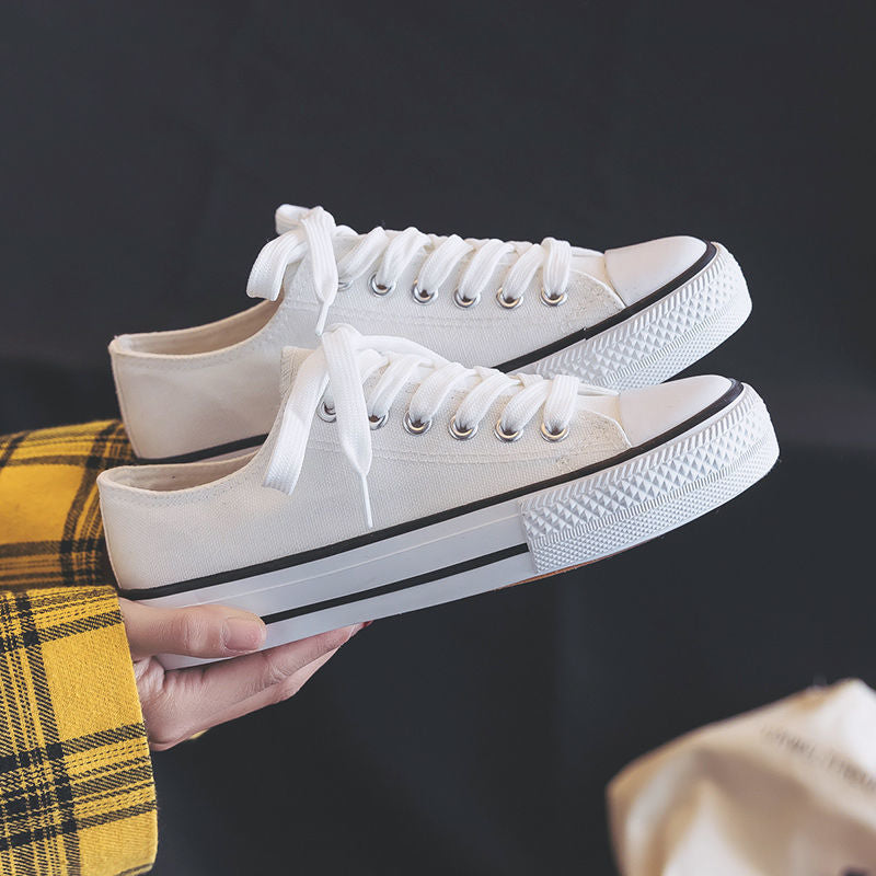 Un_par_de_zapatos_de_lona_blancos_1