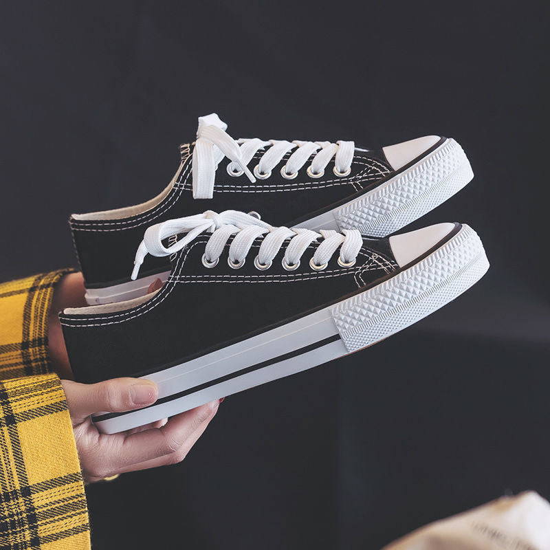 Un_par_de_zapatos_de_lona_negros_1