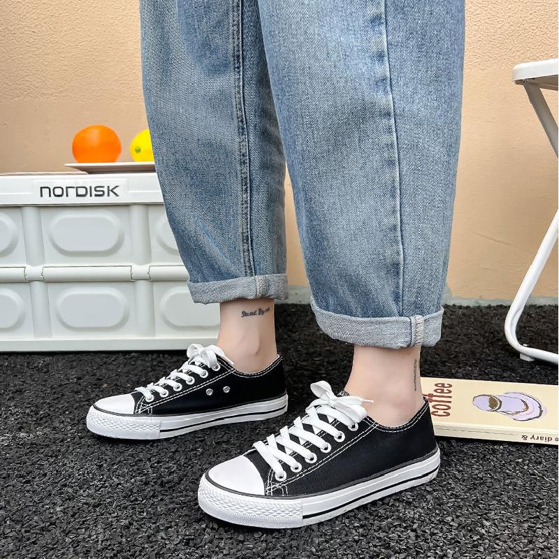 Un_par_de_zapatos_de_lona_negros_3